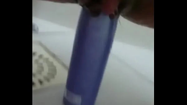 Ny Stuffing the shampoo into the pussy and the growing clitoris mine film