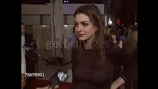 Uusi Anne Hathaway in her infamous see-through top elokuvani