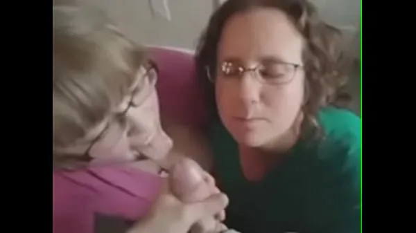Nové Two amateur blowjob chicks receive cum on their face and glasses mých filmech