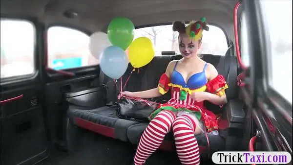 Nové Gal in clown costume fucked by the driver for free fare mých filmech