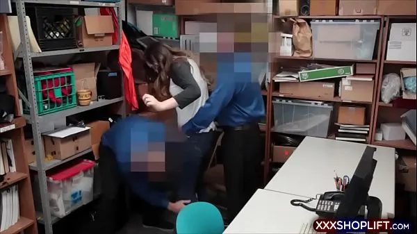 Nové Cute teen brunette shoplifter got caught and was taken to the backroom interrogation office where she was fucked by both LP officers mých filmech