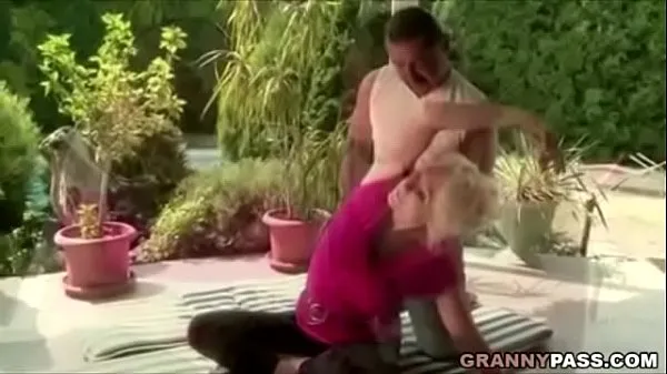 Uusi Granny Fucks New Yoga Teacher elokuvani