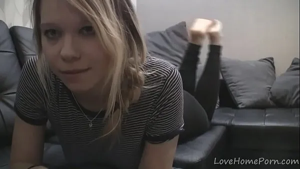 Nytt Cute blonde bends over and masturbates on camera filmene mine