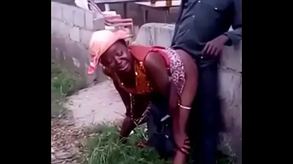 Nytt African woman fucks her man in public filmene mine