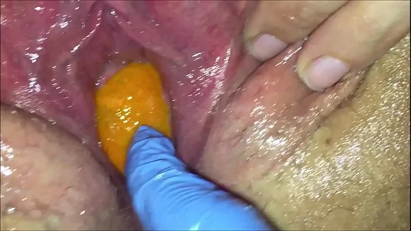 Új Tight pussy milf gets her pussy destroyed with a orange and big apple popping it out of her tight hole making her squirt filmjeim