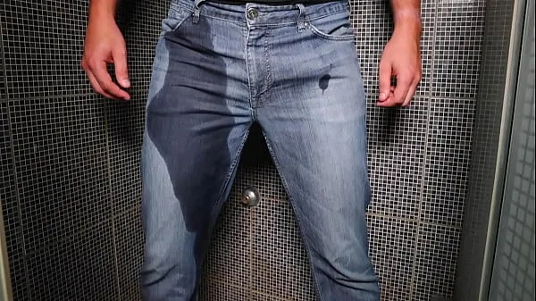 Új Guy pee inside his jeans and cumshot on end filmjeim