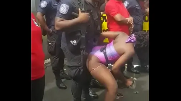 Novo Popozuda Negra Sarrando at Police in Street Event mojih filmih