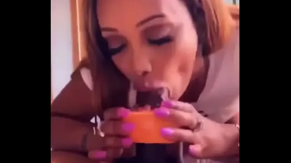 Novo Sexy latina sucking big dick with grapefruit mojih filmih