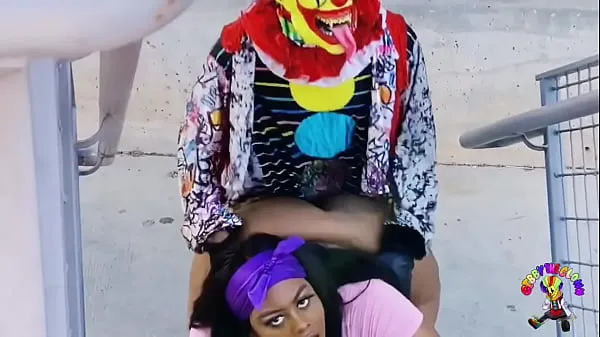 Novo Juicy Tee Gets Fucked by Gibby The Clown on A Busy Highway During Rush Hour mojih filmih