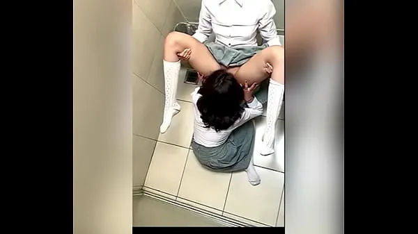 Baru Two Lesbian Students Fucking in the School Bathroom! Pussy Licking Between School Friends! Real Amateur Sex! Cute Hot Latinas Filem saya