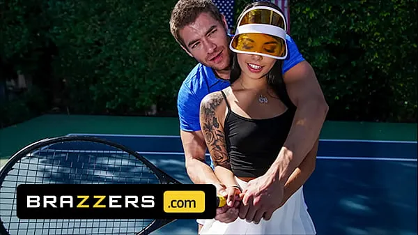 Nové Xander Corvus) Massages (Gina Valentinas) Foot To Ease Her Pain They End Up Fucking - Brazzers mých filmech