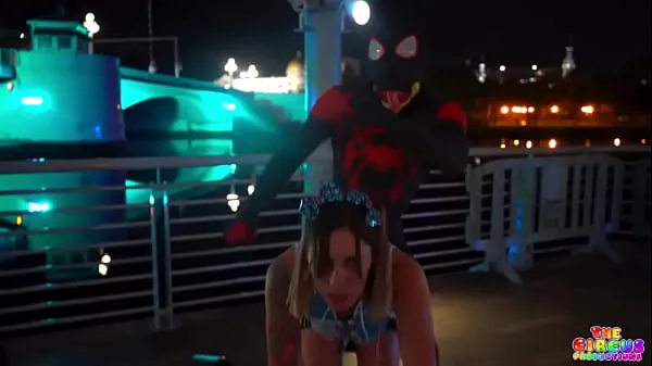 Uusi Gibby the clown fucks the dog sh!t out of Jaelynnpiggs outside dressed as Spider-Man elokuvani