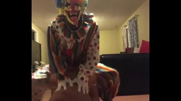 Baru Gibby the clown fucking a milf in her house while listening to a clown song Film saya