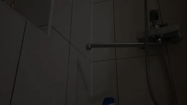 新After taking a shower, he played with a pomp and his sister to fuck herself我的电影