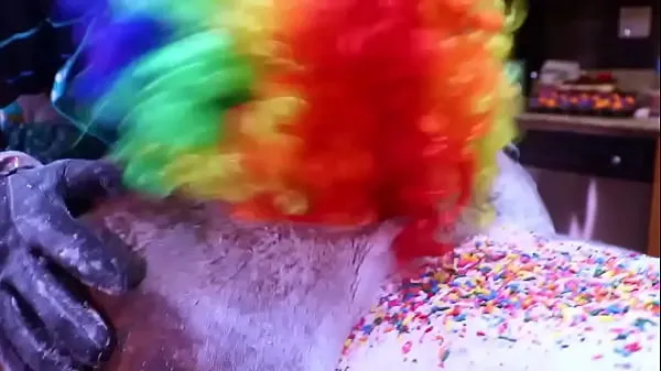 Nouveau Victoria Cakes obtient son gros cul transformé en gâteau par Gibby The Clown mes films