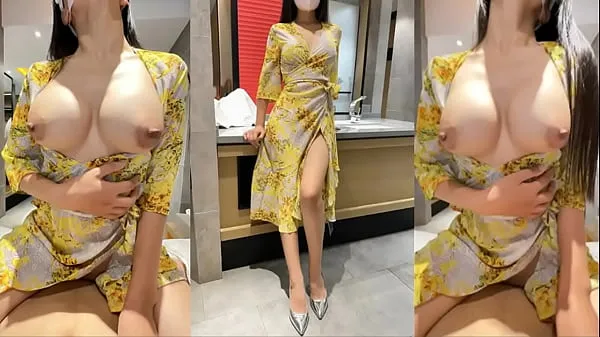 جديد The "domestic" goddess in yellow shirt, in order to find excitement, goes out to have sex with her boyfriend behind her back! Watch the beginning of the latest video and you can ask her out أفلامي