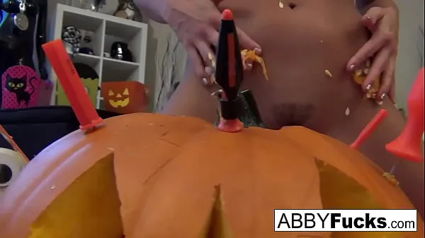 Nowe Abigail carves a pumpkin then plays with herself moich filmach