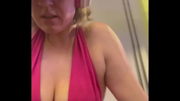 Nytt Wow, my training at the gym left me very sweaty and even my pussy leaked, I was embarrassed because I was so horny filmene mine