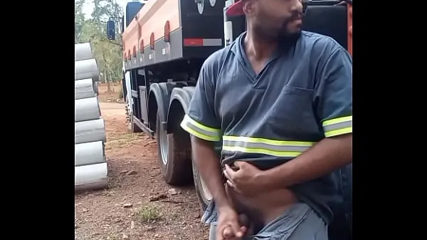 Baru Worker Masturbating on Construction Site Hidden Behind the Company Truck Filem saya