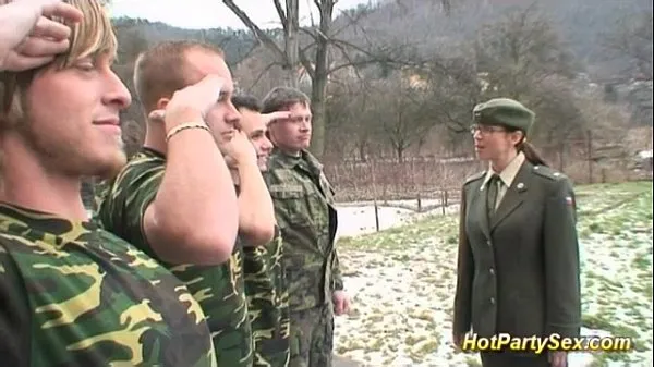 Novo Military Chick gets soldiers cum mojih filmih